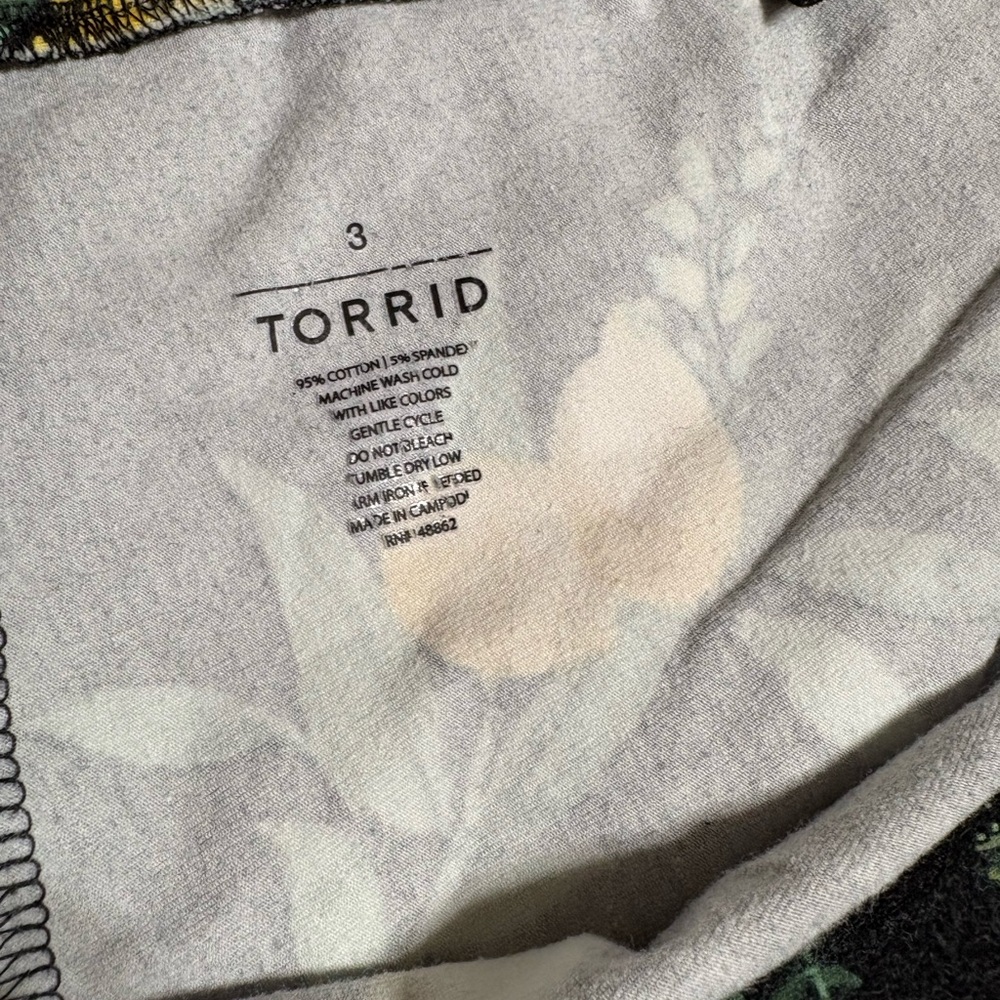 Torrid Lemon Print 15” Bike Shorts – Size 3 (3X) | Plus Size Activewear - Picture 4 of 4